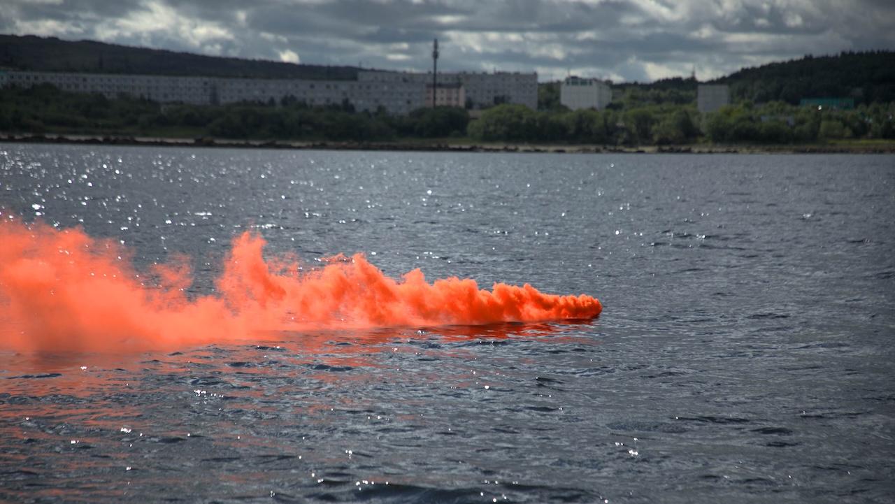 Военнослужащие смешанного авиаполка Северного флота выполнили прыжки с борта вертолета Ми-8